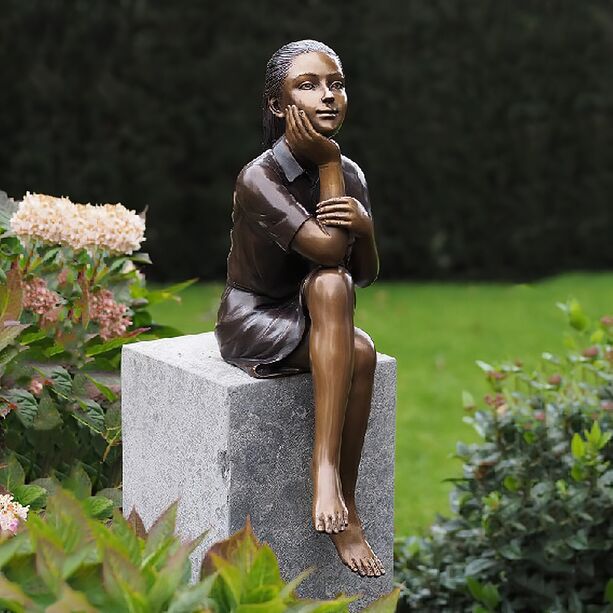Bronzefigur für Sockel - Frau sitzt und schaut - Loraine sitzt