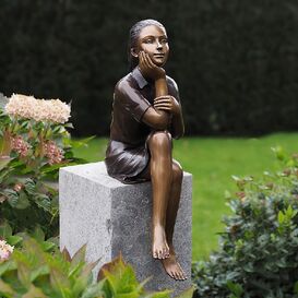 Bronzefigur fr Sockel - Frau sitzt und schaut - Loraine...
