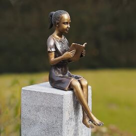 Frau mit Buch sitzt - Bronzeskulptur fr Podeste -...