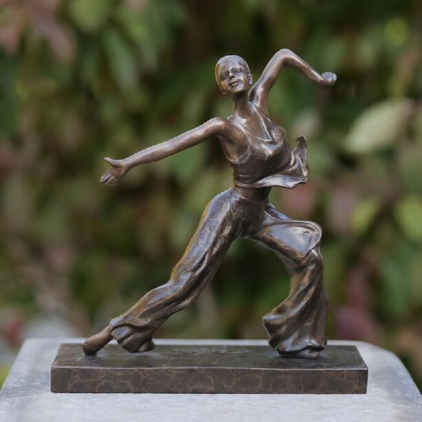 Kämpferin als Outdoor Bronze Frau Skulptur - Rina