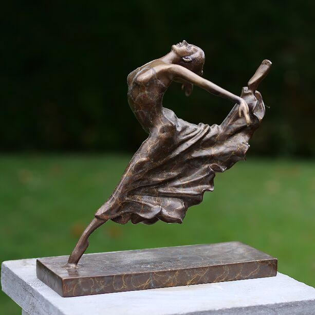 Frau tanzt im Kleid - schöne Bronze Frau Skulptur - Liane