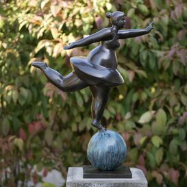 Garten Bronzeskulptur Ballerina auf Kugel - Mapora