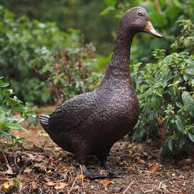 Lebensgroe Ente aus Bronze steht im Garten - Ente Thea