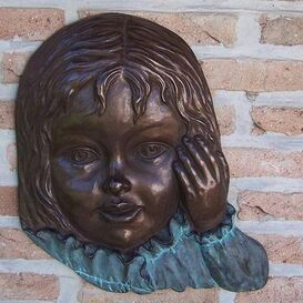 Bronze Mädchenfigur für die Wand - Liana