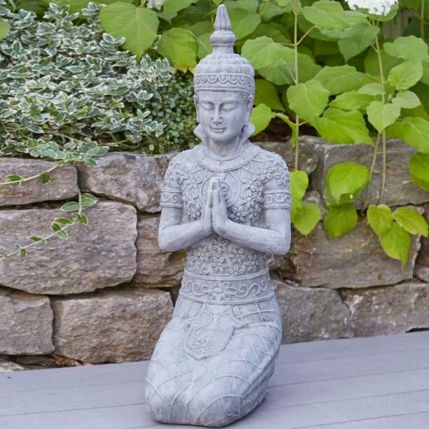 Kniende Buddha Gartenfigur aus Polystone in grau - Taggia