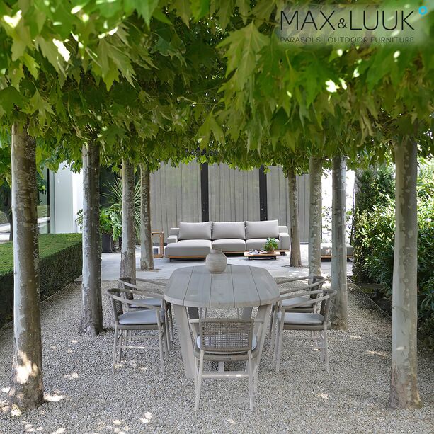 Ovaler Tisch aus hellem Teakholz für die Essecke im Garten von Max & Luuk - Lauren Tisch