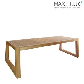 Holztisch aus Teak für den Essbereich im Garten von Max &...
