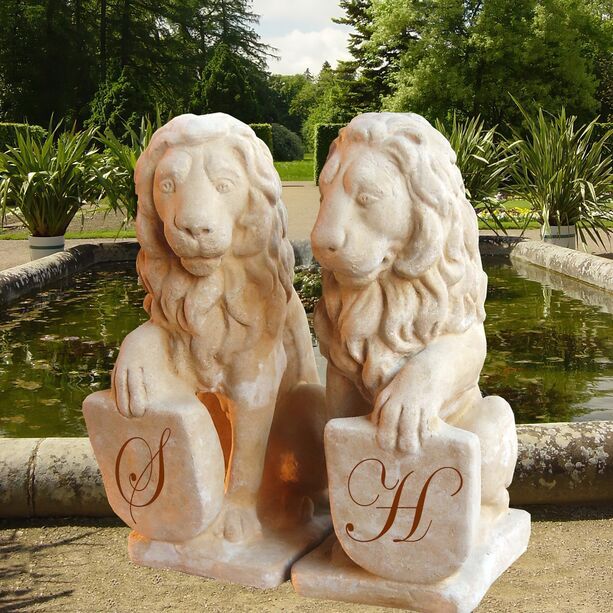 Löwen Steinfiguren mit Schild - Sam & Rima