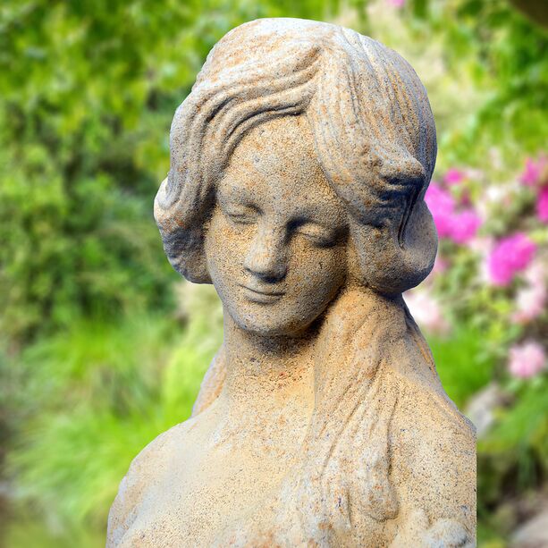 Historische Steinfigur Frau mit Blumen - Clarissa / Sand