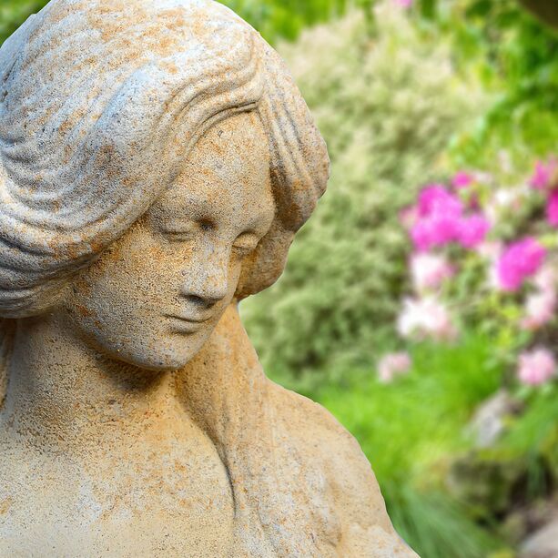 Historische Steinfigur Frau mit Blumen - Clarissa / Sand