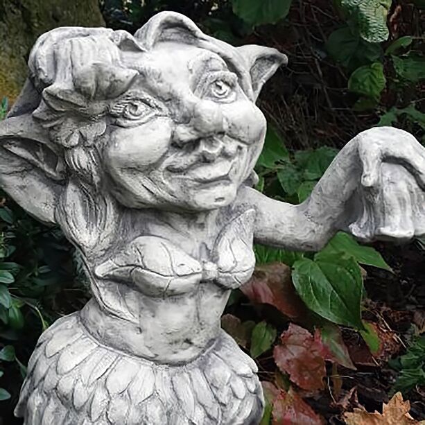 Tanzendes Trollmädchen aus Steinguss - Gartenfigur - Elin