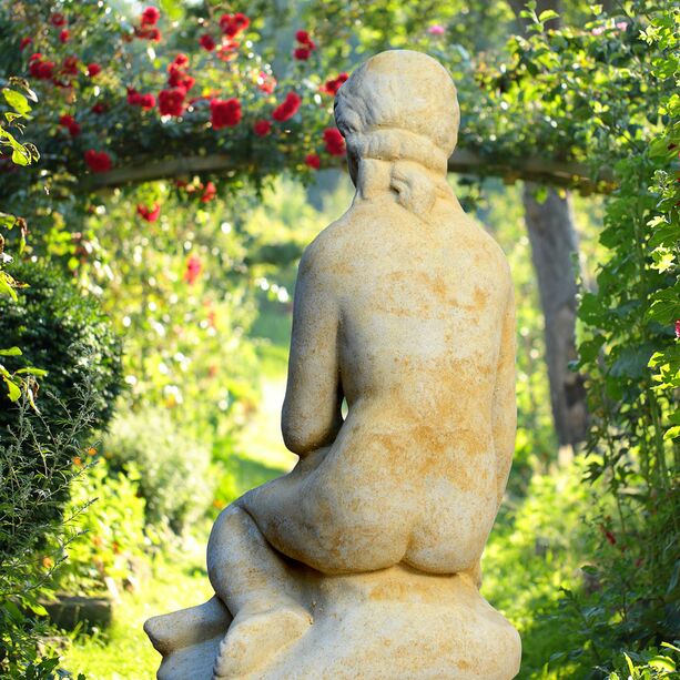 Garten Skulptur sitzende Frau - Arielle / Sand
