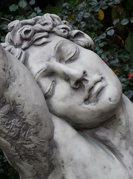 Schlafende Büste aus Steinguss für den Garten - Antaris