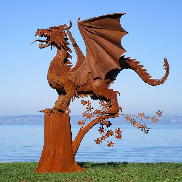 Metall Drache steht auf Baum - Große Gartenfigur - Matos auf Baum