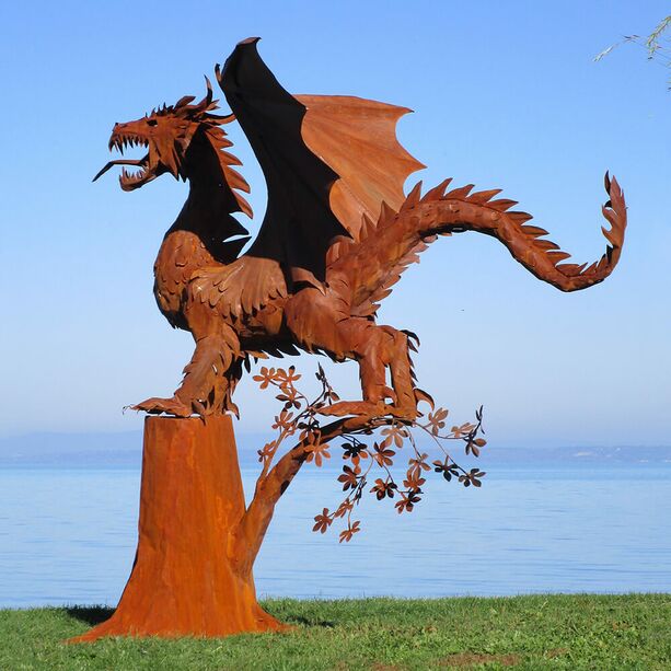 Metall Drache steht auf Baum - Große Gartenfigur - Matos auf Baum