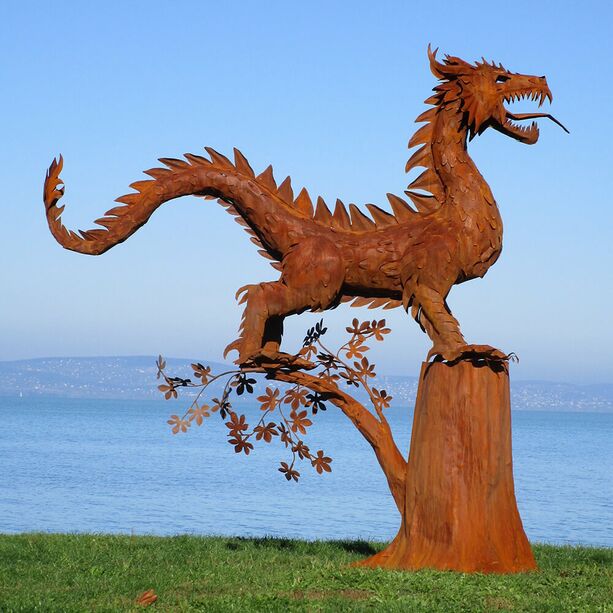 Gartendrache aus Metall steht auf Baum - Große Skulptur - Nuno auf Baum