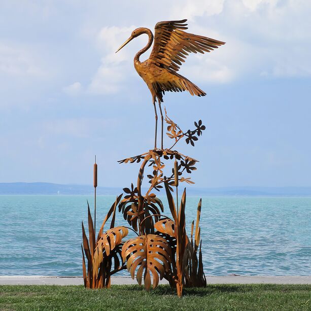 Große Vogelskulptur aus Metall - Reiher sitzt auf Schilf - Atadia