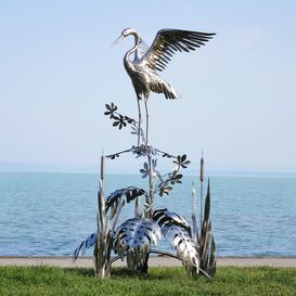 Groe Vogelskulptur aus Metall - Reiher sitzt auf Schilf...