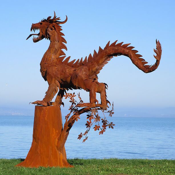 Gartendrache aus Metall steht auf Baum - Große Skulptur - Nuno auf Baum / Stahl - Rost