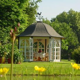 Klassischer Gartenpavillon aus Holz mit abgerundetem Dach...