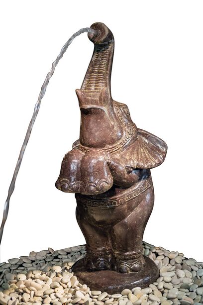 Auf Hinterbeinen stehender und wasserspeiender Elefant aus Steinguss - Hendra
