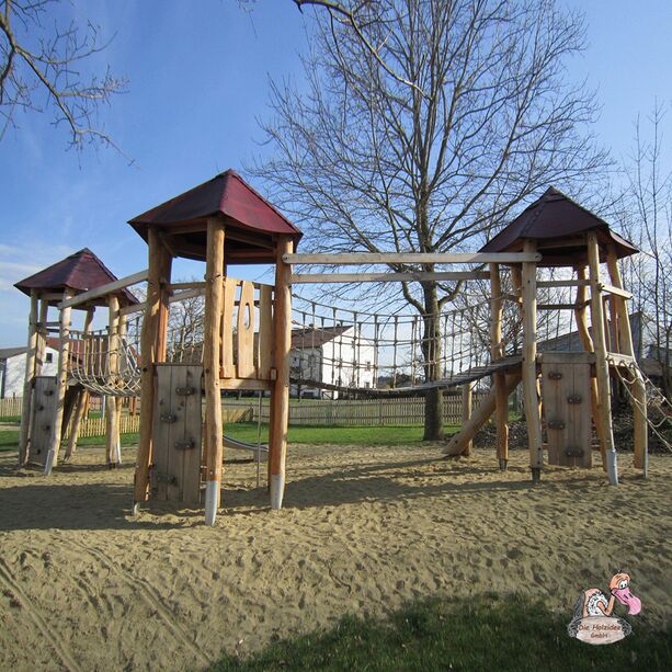 Holz Spielplatzgert mit drei Trmen zum Klettern und Balancieren - Spielplatz Jacob