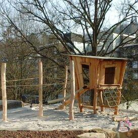 Einzigartiges Spielhaus aus Holz mit Kletterparcours fr...