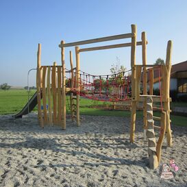 Outdoor Spielplatz aus Holz mit Klettertrmen und...