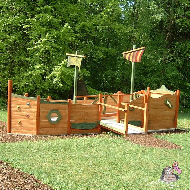 Holz Spielschiff für Kinder mit Fensterluken, Kletterwand und Segeln - Spielschiff Löwenherz