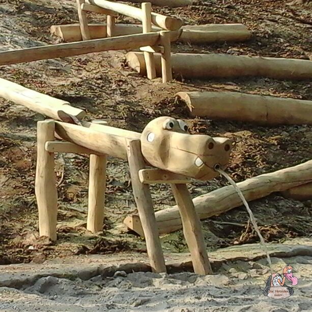 Wasserspiel aus Holzrinnen fr Kinder mit Drachenkopf als Wasserspeier - Wasserspielplatz Drachenkopf