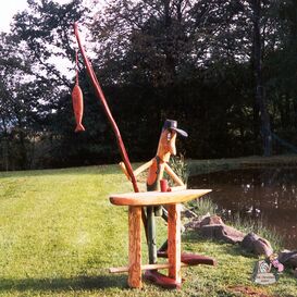 Holz Stehtisch mit geschnitzter Angler-Figur - Die...