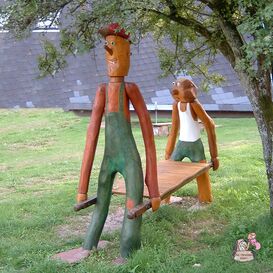 Massive Gartenbank mit zwei geschnitzten Holzfiguren -...