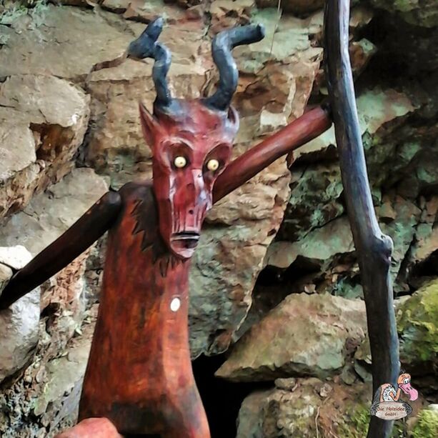 Rot bemalte Teufelfigur aus Holz als Gartendekoration - Teufel
