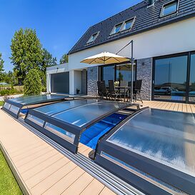 Ultraflache Poolberdachung aus Aluminum & Polycarbonat -...