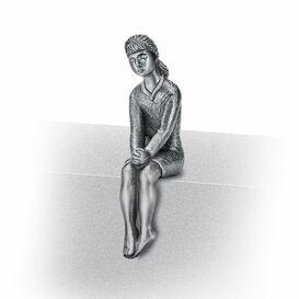 Sitzendes M�dchen aus Metall - wetterbest�ndige Dekoskulptur - Uvenia / Aluminium