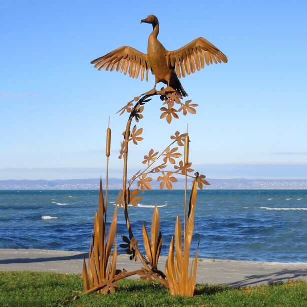 Komoran Vogelfigur sitzt auf Schilf - Metallskulptur aus Handarbeit - Komorona