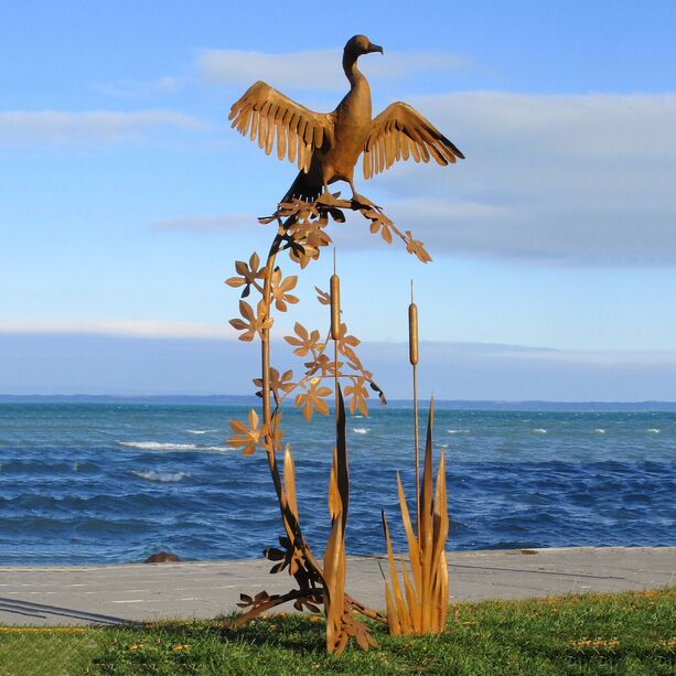 Komoran Vogelfigur sitzt auf Schilf - Metallskulptur aus Handarbeit - Komorona