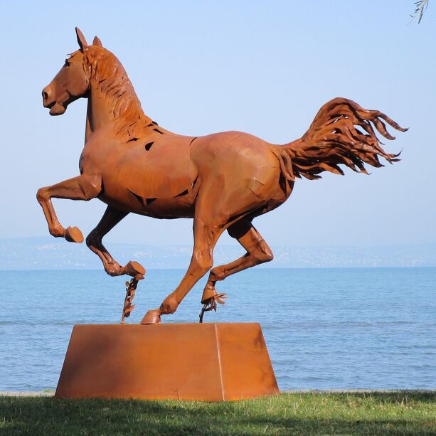Galoppierende XXL Pferdeskulptur mit Podest aus Metall - Equimo