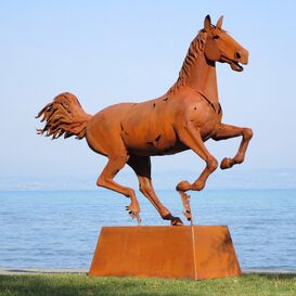 Galoppierende XXL Pferdeskulptur mit Podest aus Metall -...