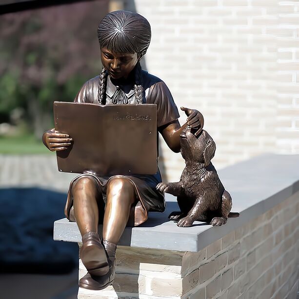 Lesendes Mdchen mit Buch und Hund aus Bronze - Mia & Rufo