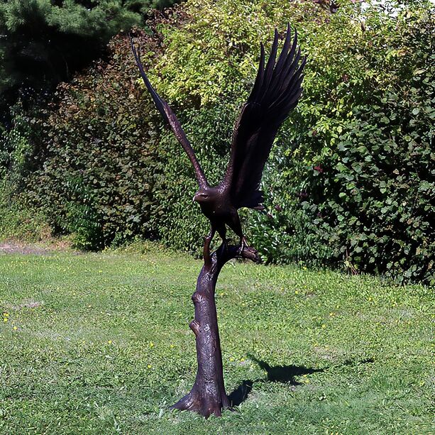 Groer Adler fliegt von Baum ab - Bronze Vogelskulptur - Adler Moa