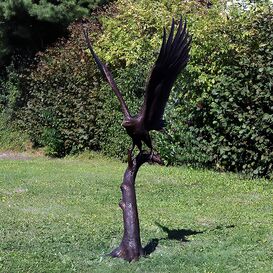Groer Adler fliegt von Baum ab - Bronze Vogelskulptur -...