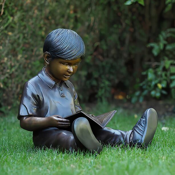 Kleiner Junge sitzt im Gras und liest Buch - Bronzestatue - Thommi