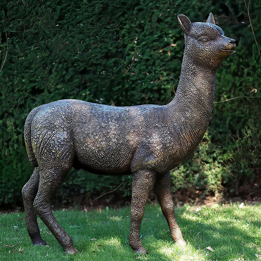 Image of Alpaka Bronze Tierskulptur in Lebensgröße für den Garten - Alpaka Karl