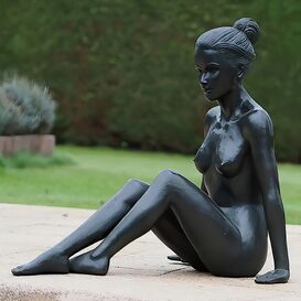 Sitzende Frau als Aktskulptur aus Bronzeguss - Nivera