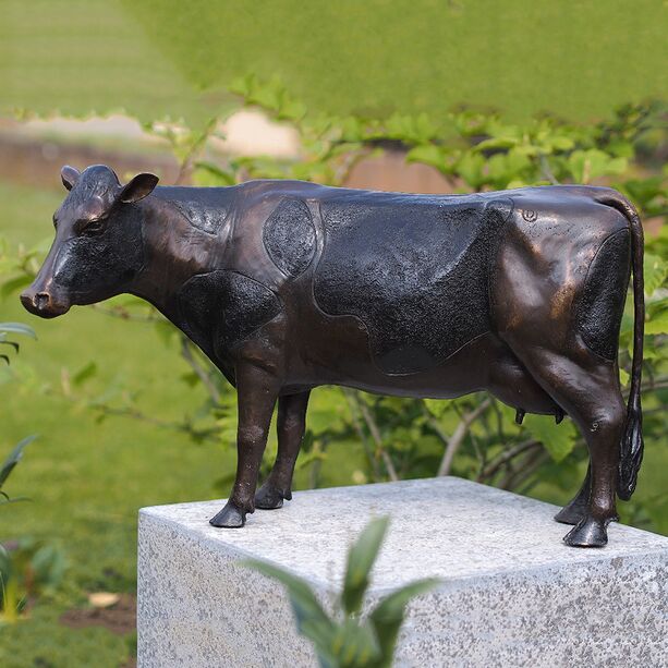 Kleine Milchkuh-Figur mit Flecken - Garten Bronze Tierstatue - Miranda klein