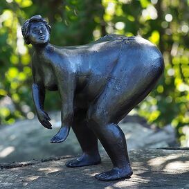 Stilvolle Frauenskulptur aus Bronze oppulent - Blick nach...