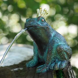 Sitzender Bronze Froschkönig mit goldener Krone als...