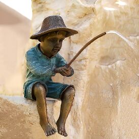 Kleiner sitzender Junge mit Hut hlt Angel - Bronze...