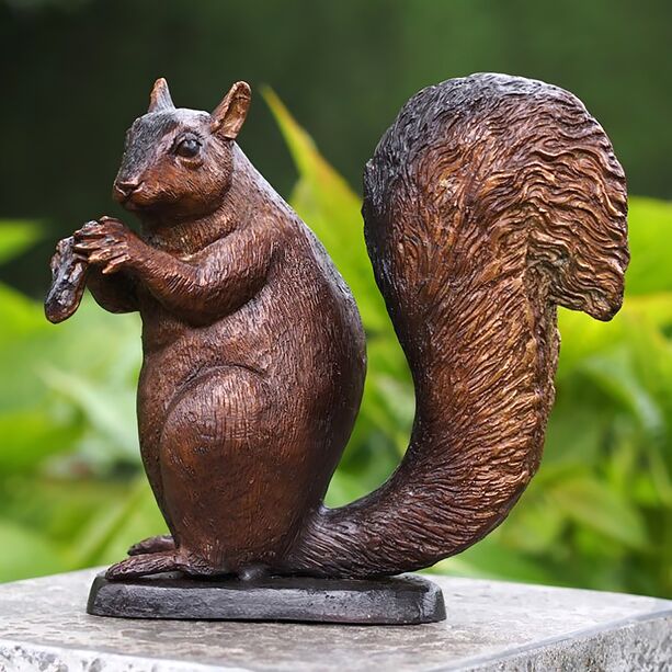 Braunes Eichhrnchen mit Nuss - Bronze Tierfigur - Eichhrnchen Mobi